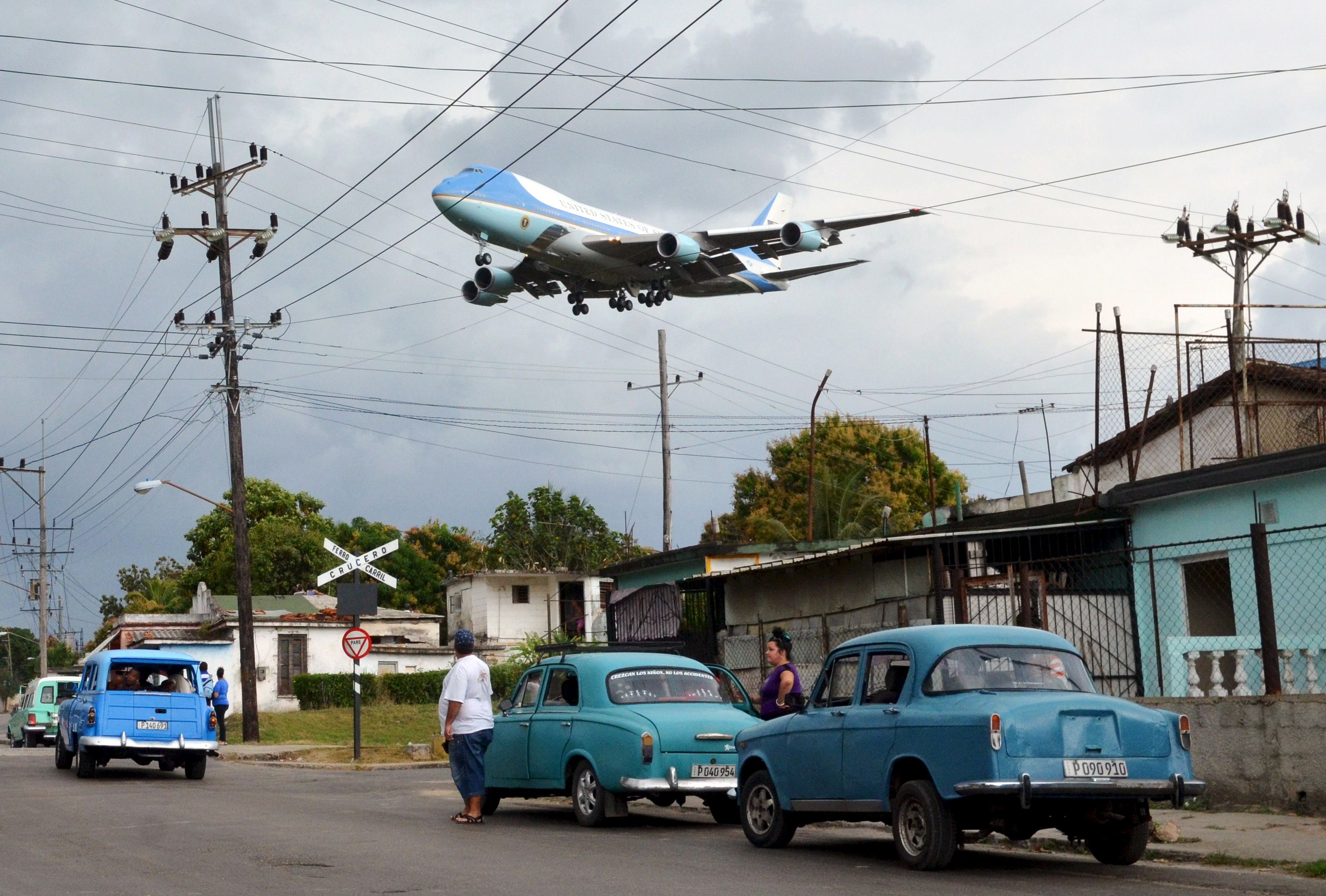 Air Force One carrying U.S. President Barack Obama and his family flies over a neighborhood of Havana as it approaches the runway to land at Havana's international airport, March 20, 2016. REUTERS/Alberto Reyes - RTSBHYK