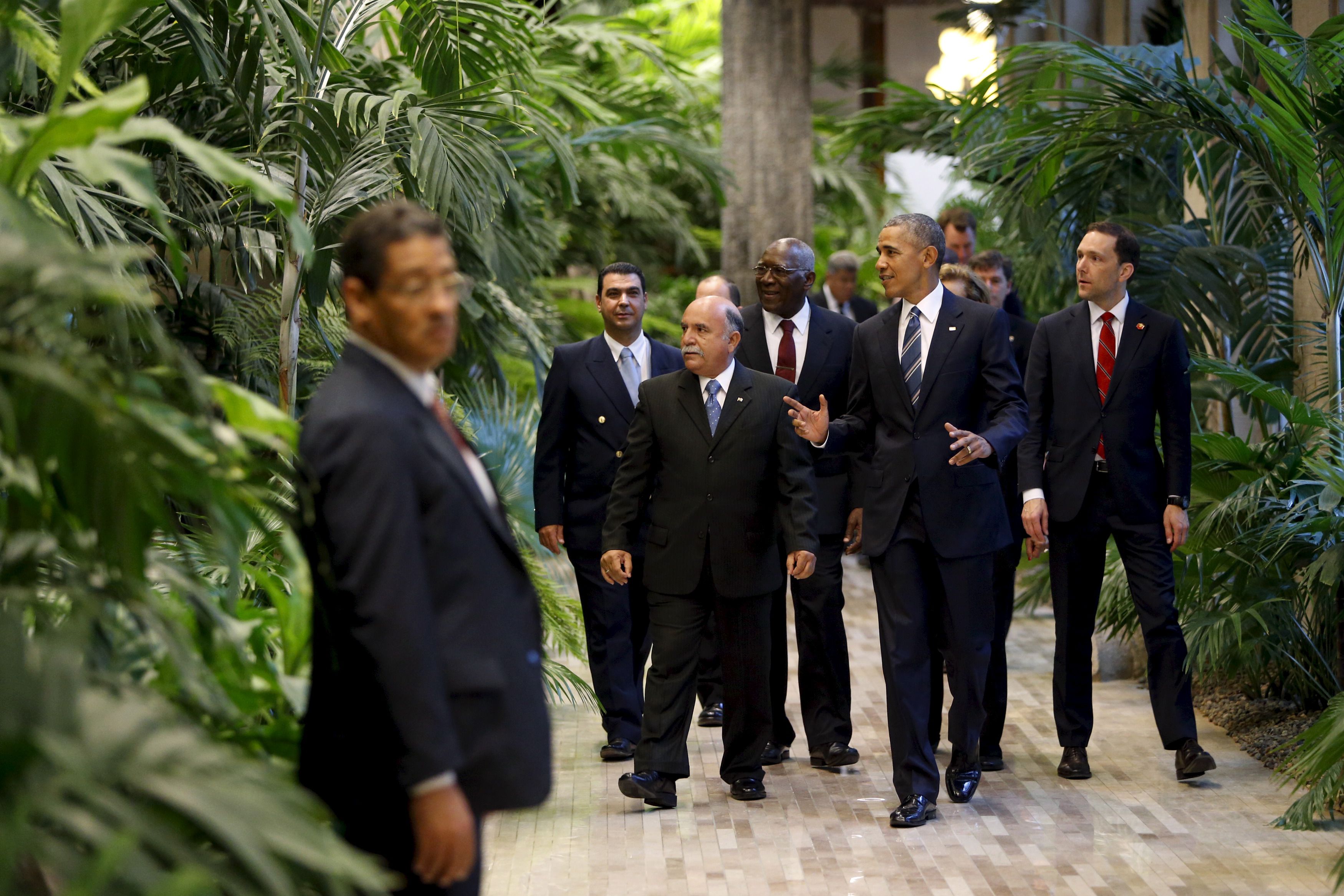 U.S. President Barack Obama (2nd R) arrives with a diplomatic entourage to greet Cuban President Raul Castro (not pictured) at the Palacio de la Revolucion in Havana March 21, 2016. REUTERS/Jonathan Ernst - RTSBHZX